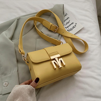 Modern női táska fém rögzítéssel és hosszú fogantyúval