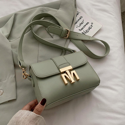 Modern női táska fém rögzítéssel és hosszú fogantyúval