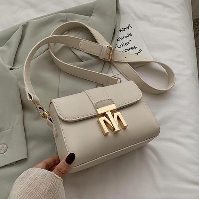 Modern női táska fém rögzítéssel és hosszú fogantyúval