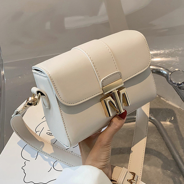 Modern női táska fém rögzítéssel és hosszú fogantyúval