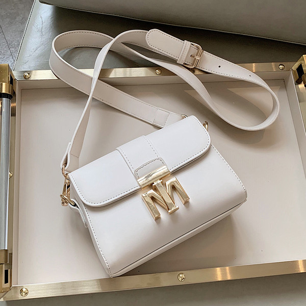 Modern női táska fém rögzítéssel és hosszú fogantyúval