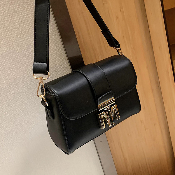 Modern női táska fém rögzítéssel és hosszú fogantyúval