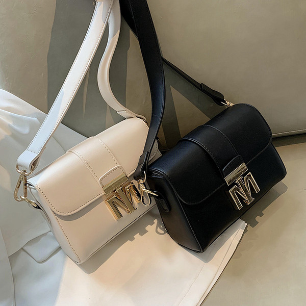 Modern női táska fém rögzítéssel és hosszú fogantyúval