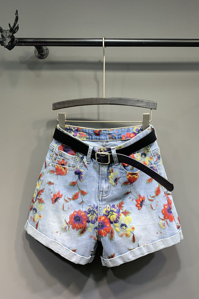 Rövid női farmer új modellje virágmotívumokkal és övvel