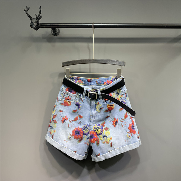 Rövid női farmer új modellje virágmotívumokkal és övvel