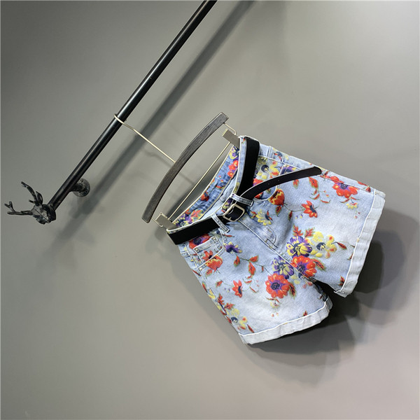 Rövid női farmer új modellje virágmotívumokkal és övvel