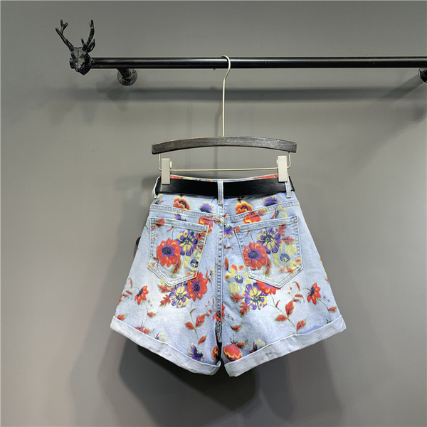 Rövid női farmer új modellje virágmotívumokkal és övvel