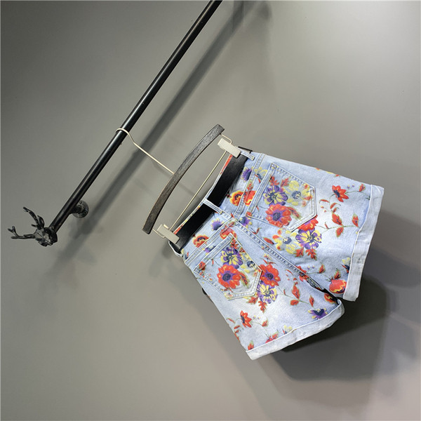 Rövid női farmer új modellje virágmotívumokkal és övvel