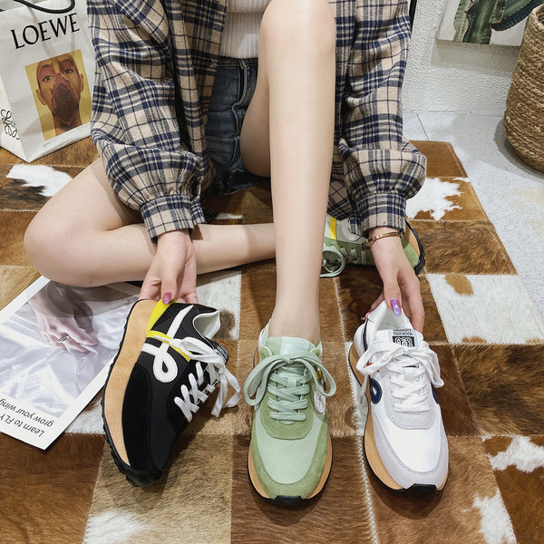 Naiste vabaaja tossud paelte ja lameda tallaga kolmes värvitoonis