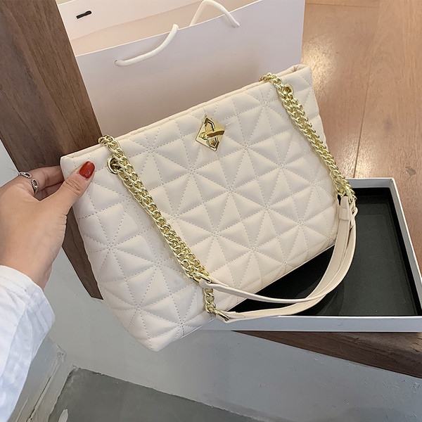 Modern női táska fém rögzítéssel