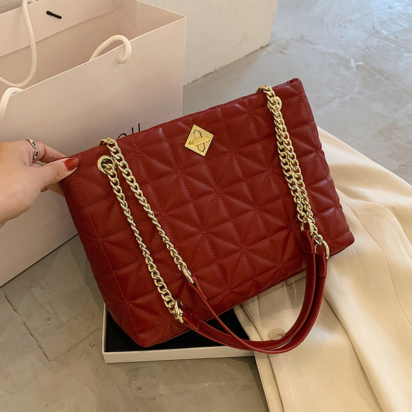 Modern női táska fém rögzítéssel