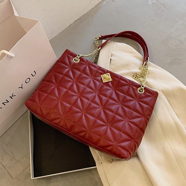 Modern női táska fém rögzítéssel