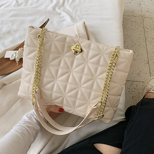 Modern női táska fém rögzítéssel