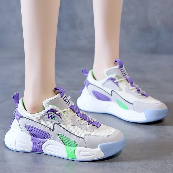 Σύγχρονα γυναικεία πάνινα παπούτσια με κορδόνια και ψηλή σόλα σε λευκό και μαύρο χρώμα