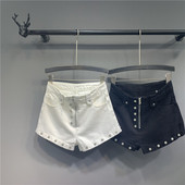 Modern női rövidnadrág fém elemekkel