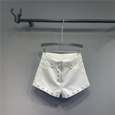 Modern női rövidnadrág fém elemekkel