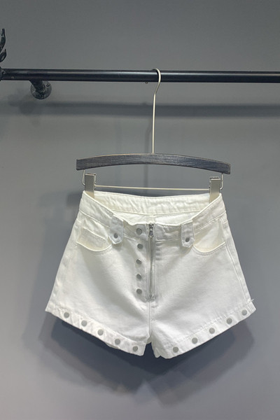 Modern női rövidnadrág fém elemekkel