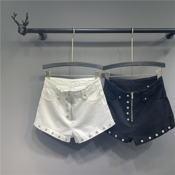 Modern női rövidnadrág fém elemekkel