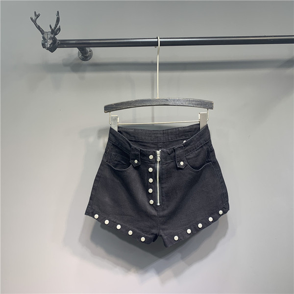 Modern női rövidnadrág fém elemekkel