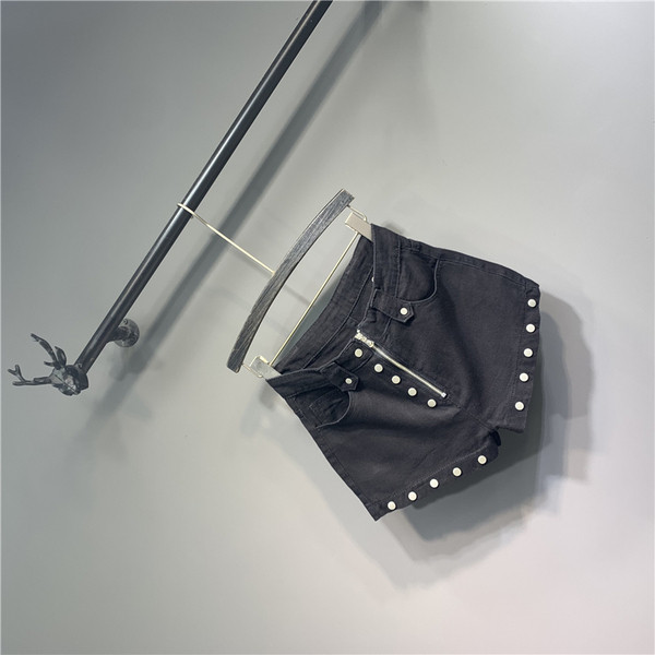 Modern női rövidnadrág fém elemekkel