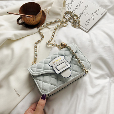 Γυναικεία τσάντα με μακριά μεταλλική αλυσίδα και στερέωση