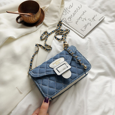 Γυναικεία τσάντα με μακριά μεταλλική αλυσίδα και στερέωση