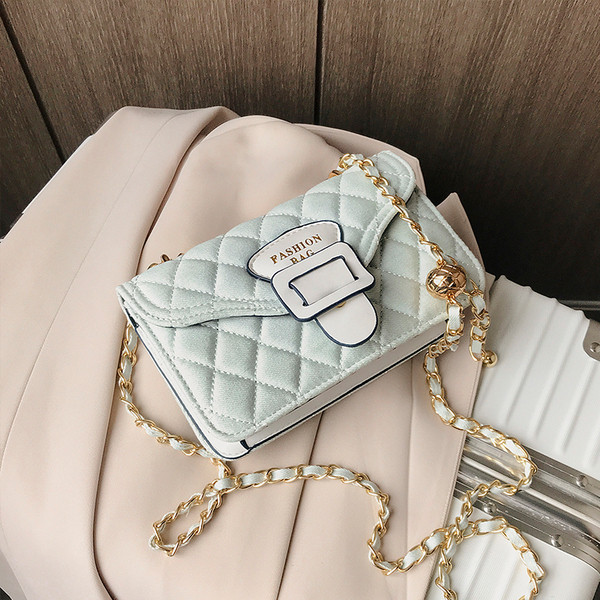 Γυναικεία τσάντα με μακριά μεταλλική αλυσίδα και στερέωση