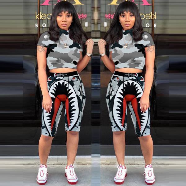 Női szett rövid felsőből és leggingsből