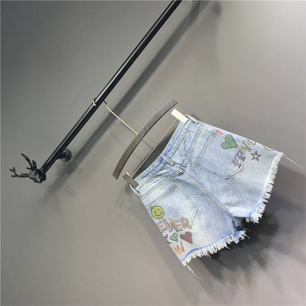 Modern női rövidnadrág rátéttel