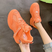 Modern női tornacipő fűzővel és felirattal