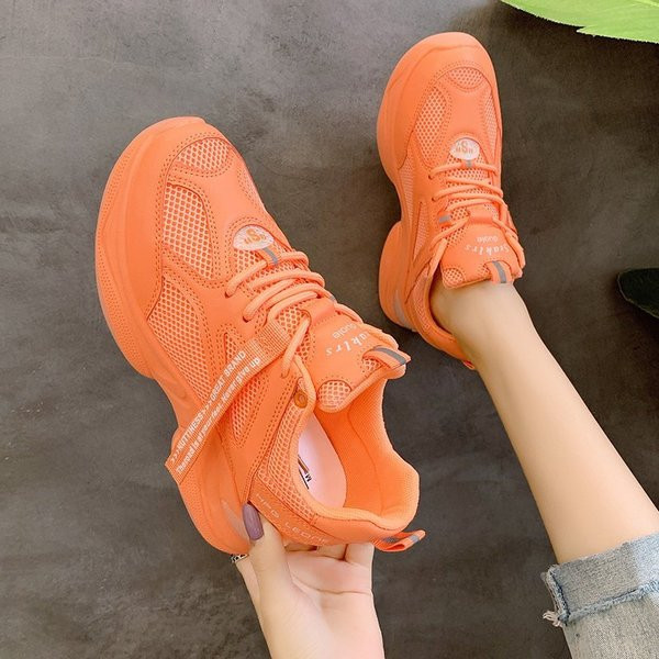 Modern női tornacipő fűzővel és felirattal