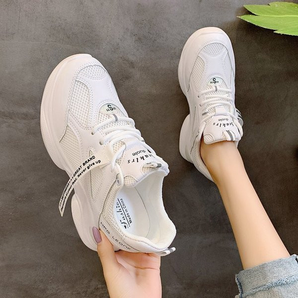 Modern női tornacipő fűzővel és felirattal