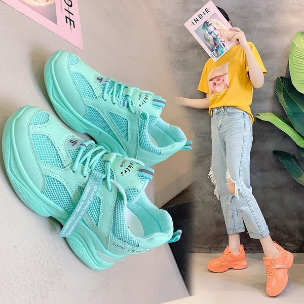 Modern női tornacipő fűzővel és felirattal