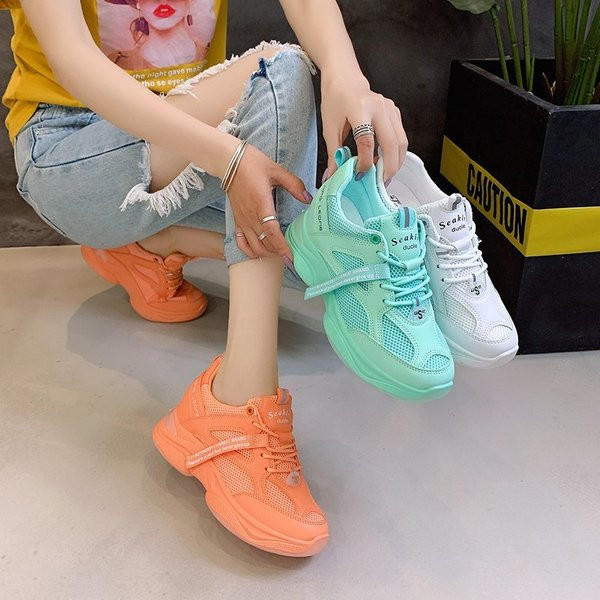 Modern női tornacipő fűzővel és felirattal