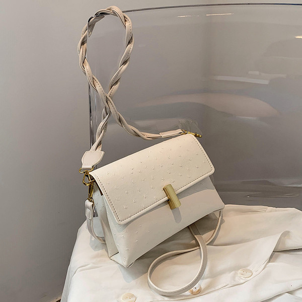 Női táska eko bőrből és fém rögzítéssel, két fogantyúval