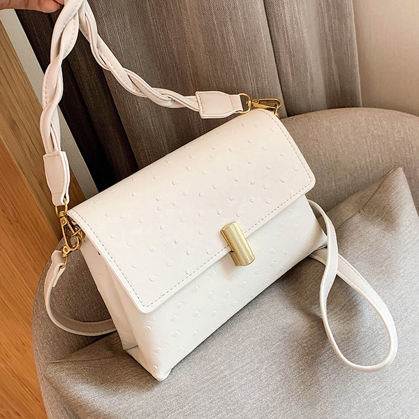 Női táska eko bőrből és fém rögzítéssel, két fogantyúval