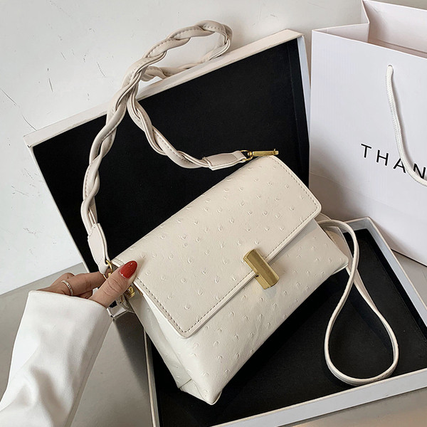 Női táska eko bőrből és fém rögzítéssel, két fogantyúval