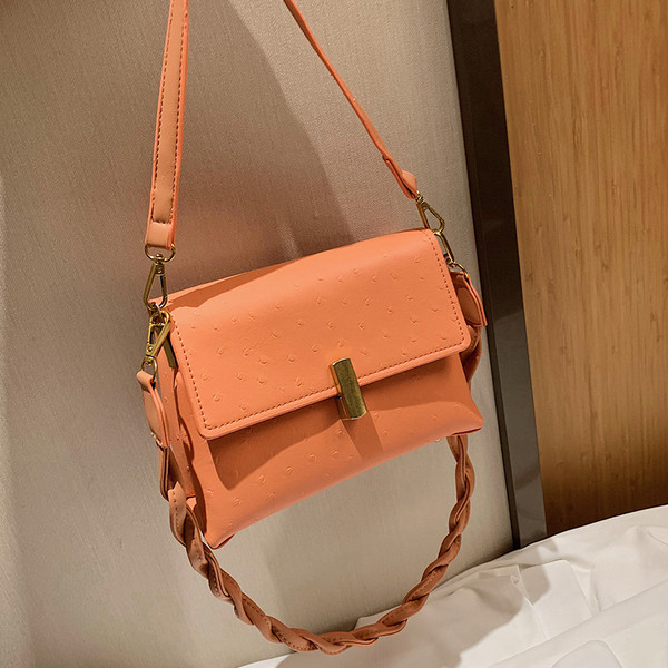 Női táska eko bőrből és fém rögzítéssel, két fogantyúval