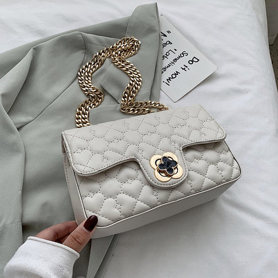 Modern női táska eko bőrből, fém rögzítéssel