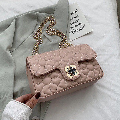 Modern női táska eko bőrből, fém rögzítéssel