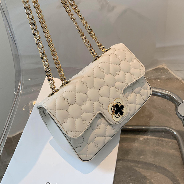 Modern női táska eko bőrből, fém rögzítéssel