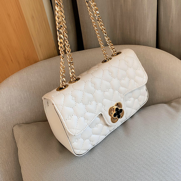 Modern női táska eko bőrből, fém rögzítéssel