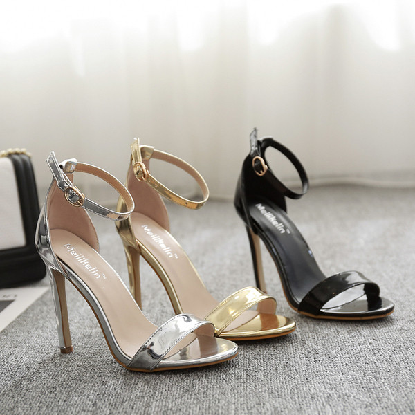 Elegáns szandál magassarkúval és fényes hatással