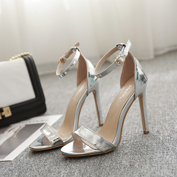 Elegáns szandál magassarkúval és fényes hatással