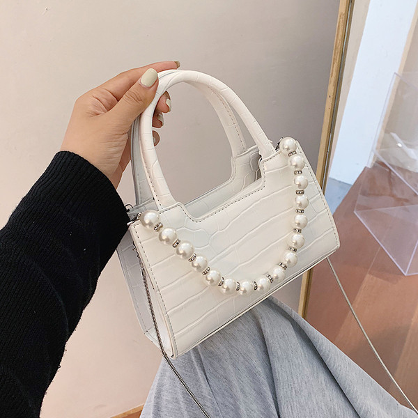 Σύγχρονη γυναικεία τσάντα με πέρλες και δύο λαβές