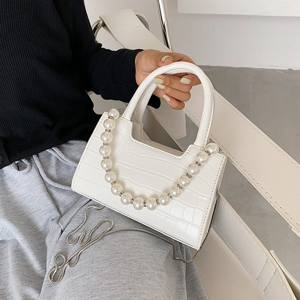 Σύγχρονη γυναικεία τσάντα με πέρλες και δύο λαβές