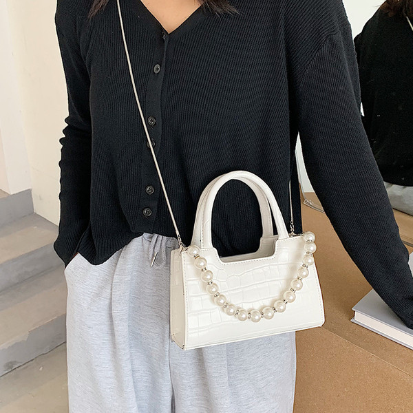 Σύγχρονη γυναικεία τσάντα με πέρλες και δύο λαβές