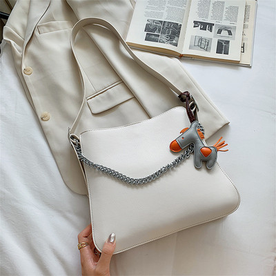 Σύγχρονη γυναικεία τσάντα με αλυσίδα και αξεσουάρ