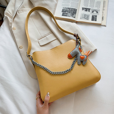 Σύγχρονη γυναικεία τσάντα με αλυσίδα και αξεσουάρ