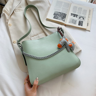 Σύγχρονη γυναικεία τσάντα με αλυσίδα και αξεσουάρ